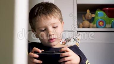 男孩在手机上玩游戏。 <strong>眼部</strong>疾病。 眼科。 代Z和新技术.. 网络安全应用